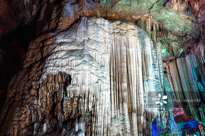 广西桂林市荔浦市银子岩景区钟乳石奇景雪山飞瀑图片素材