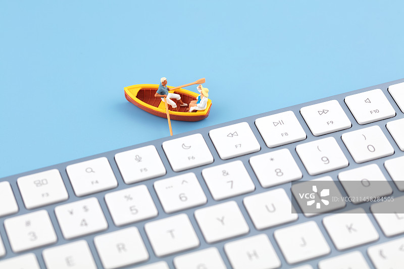 微缩摄影键盘旁划船漫游图片素材