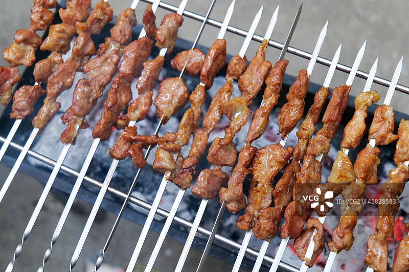 家庭聚餐，淄博烧烤图片素材