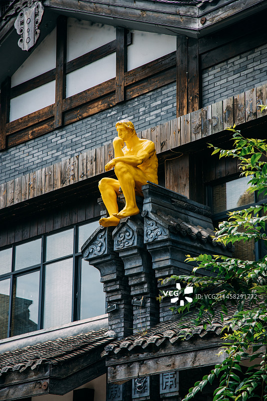 屋顶的沉思者图片素材