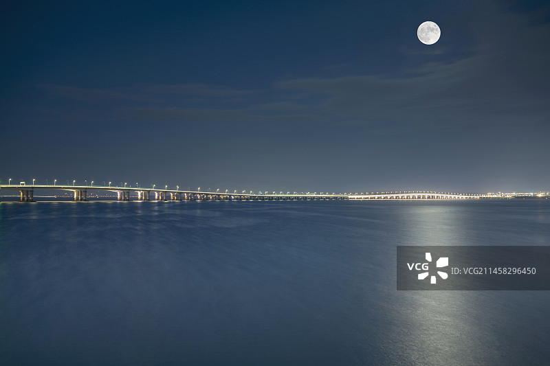 厦门集美大桥中秋月图片素材