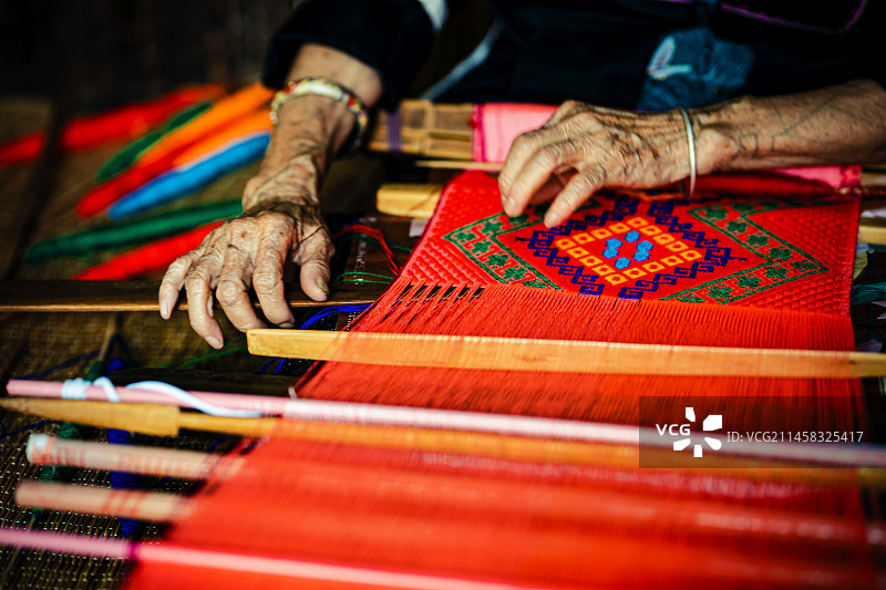 少数民族制作民族服饰图片素材