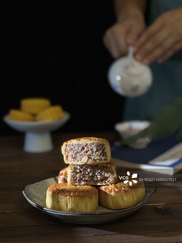 吃月饼啦图片素材