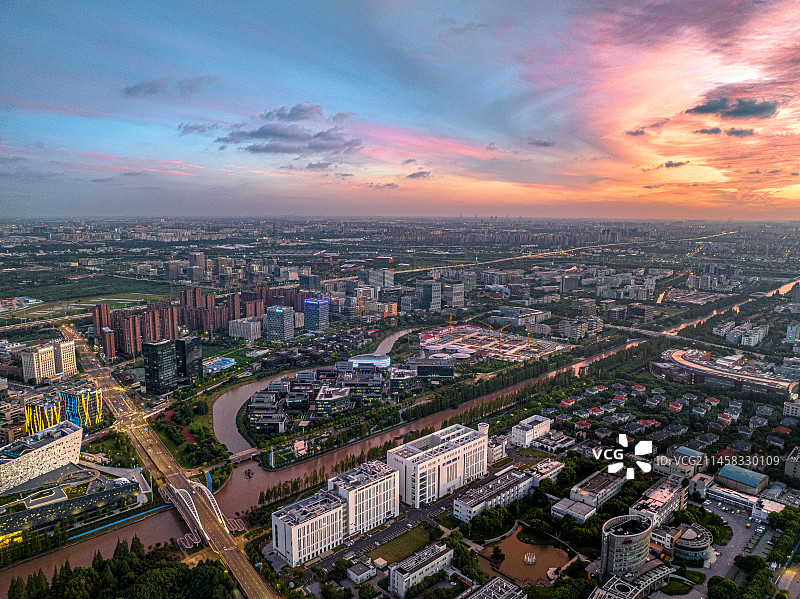 张江人工智能岛  上海张江高科技园区傍晚航拍风景 落日余晖照耀城市街道图片素材