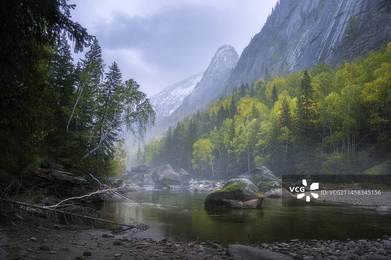 雪中的额尔齐斯大峡谷瀑布沟图片素材