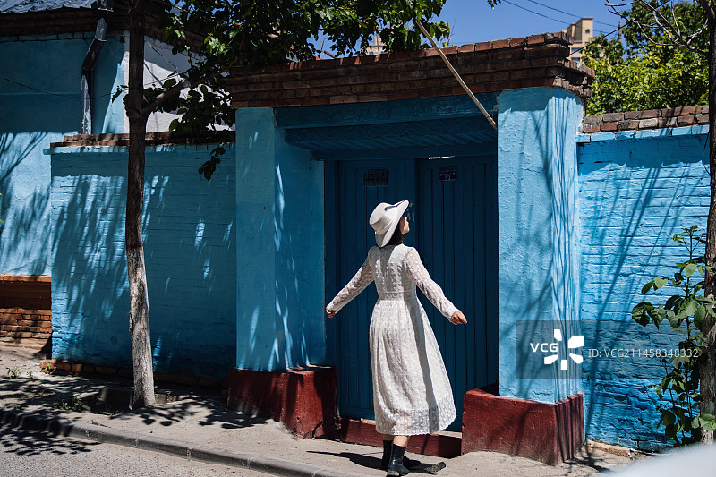 在新疆伊犁的首府伊宁喀赞其景区闲逛旅行的女性游客图片素材