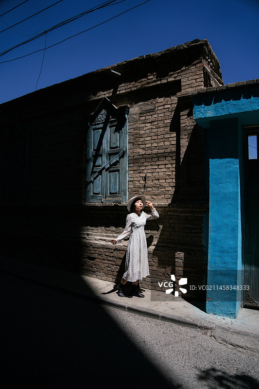 在新疆伊犁的首府伊宁喀赞其景区闲逛旅行的女性游客图片素材