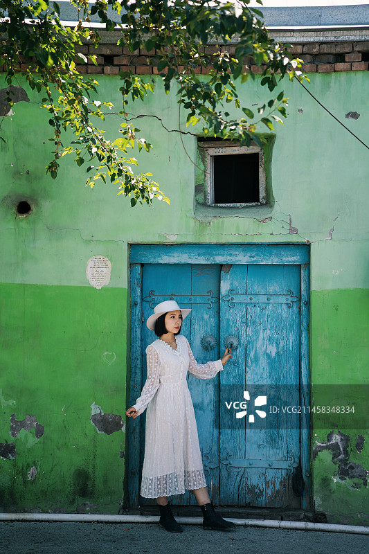 在新疆伊犁的首府伊宁喀赞其景区闲逛旅行的女性游客图片素材