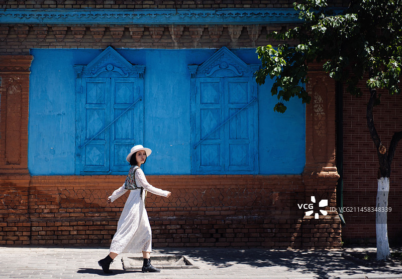 在新疆伊犁的首府伊宁喀赞其景区闲逛旅行的女性游客图片素材