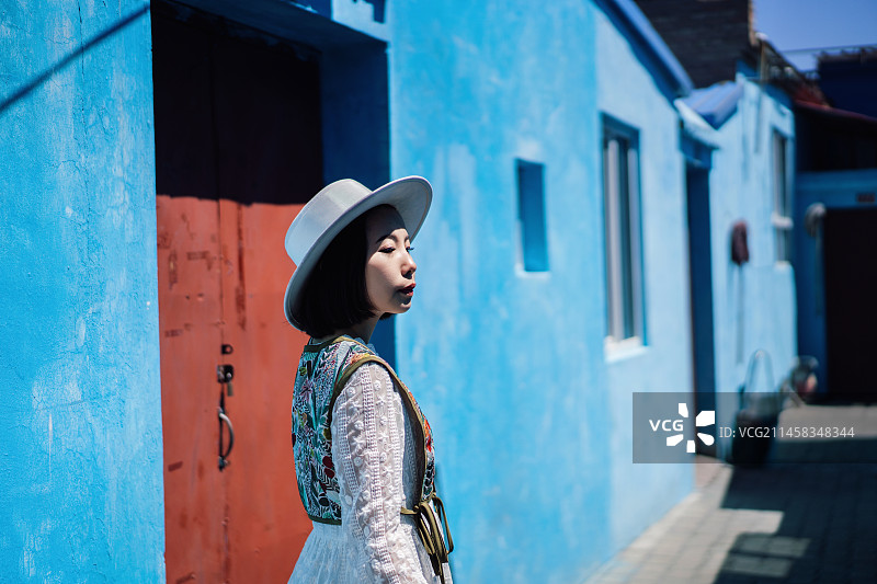 在新疆伊犁的首府伊宁喀赞其景区闲逛旅行的女性游客图片素材