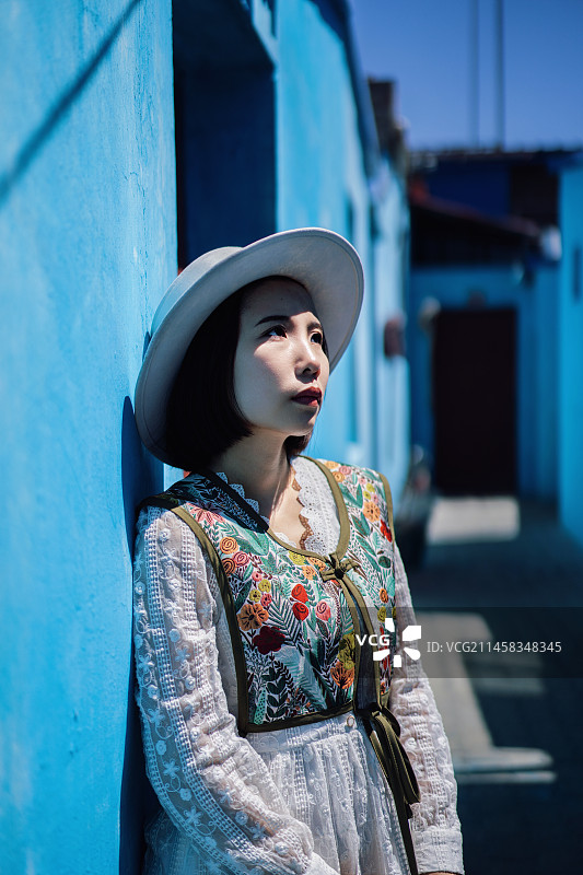 在新疆伊犁的首府伊宁喀赞其景区闲逛旅行的女性游客图片素材