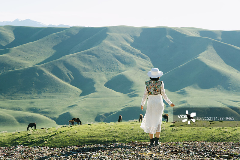 女性游客在琼库什台的旅拍纪念照图片素材