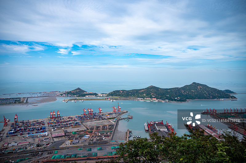 连云港海上云台山视角下的渔港码头图片素材