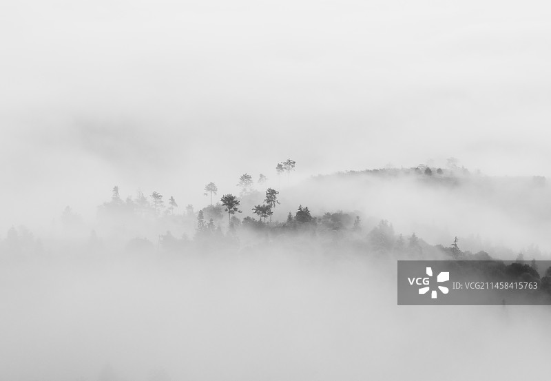 云雾缭绕图片素材