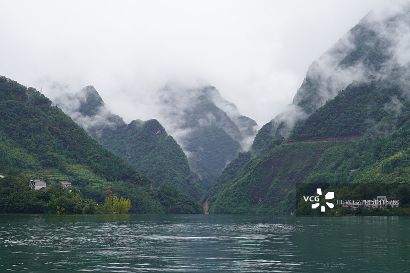 晨雾中的山川河水图片素材