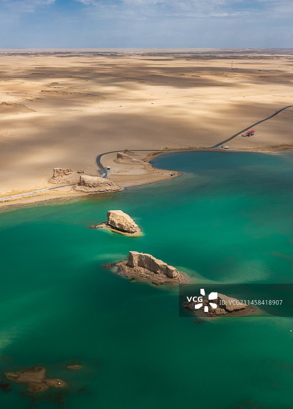 青海乌素特水上雅丹图片素材