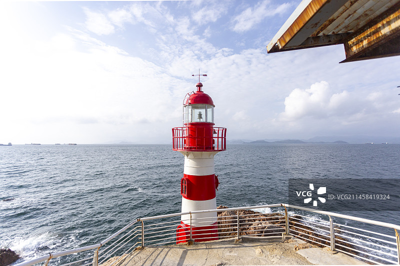 广东省深圳市盐田区背仔角灯塔货船航运方向指引明灯图片素材