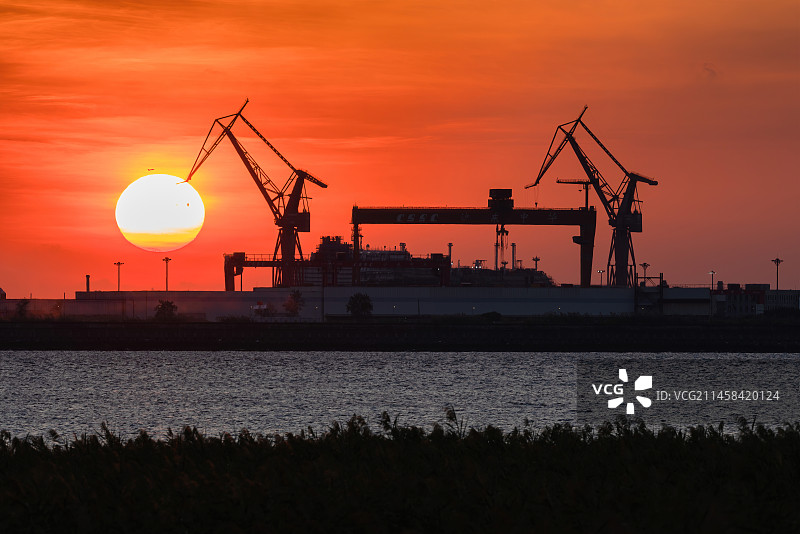 日落上海沪东中华造船的LNG运输船制造码头图片素材