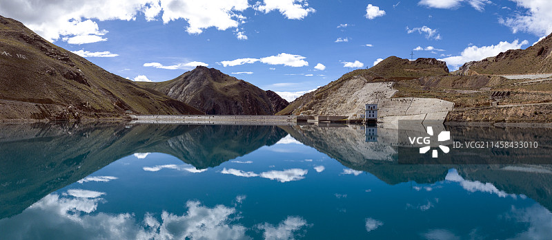 西藏山南满拉水库水天一色图片素材