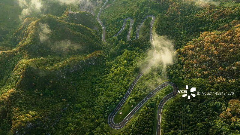 云雾缥缈的山谷社区图片素材