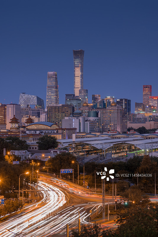 蓝调时刻北京国贸CBD与北京站车轨长曝光高视角图片素材