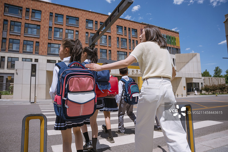 小学生和老师在路上图片素材