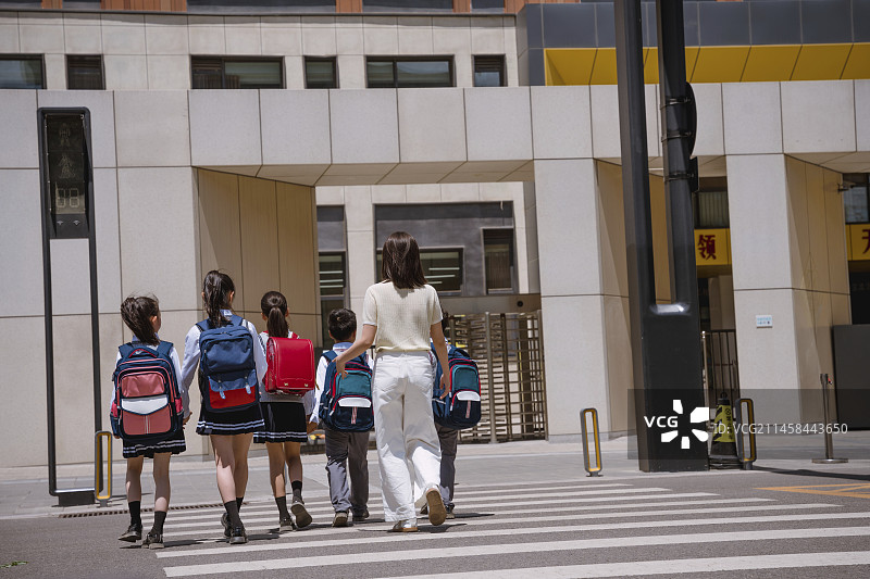 小学生和老师在路上图片素材