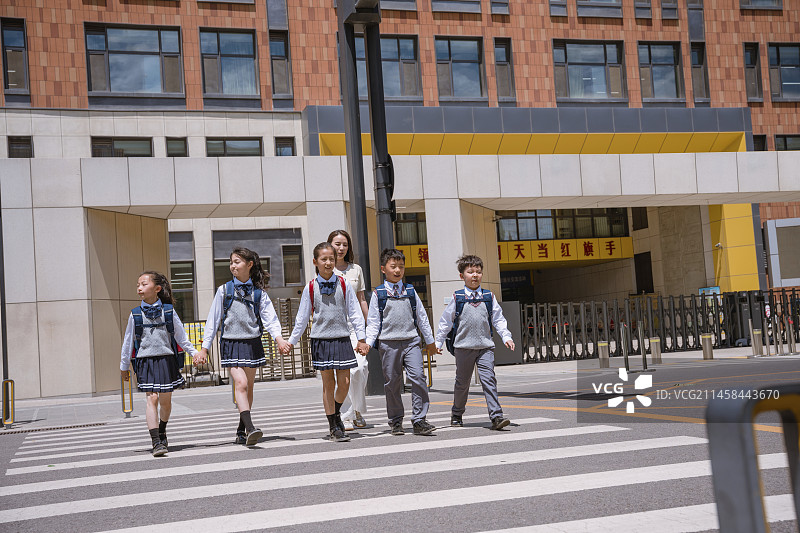 小学生和老师在路上图片素材