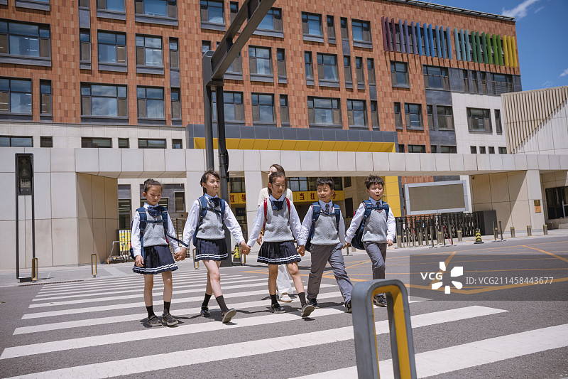 小学生和老师在路上图片素材