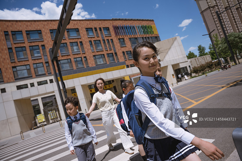 小学生和老师在路上图片素材
