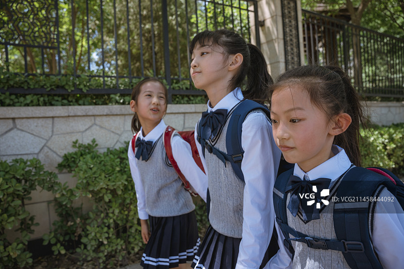 小学生再去学校的路上图片素材