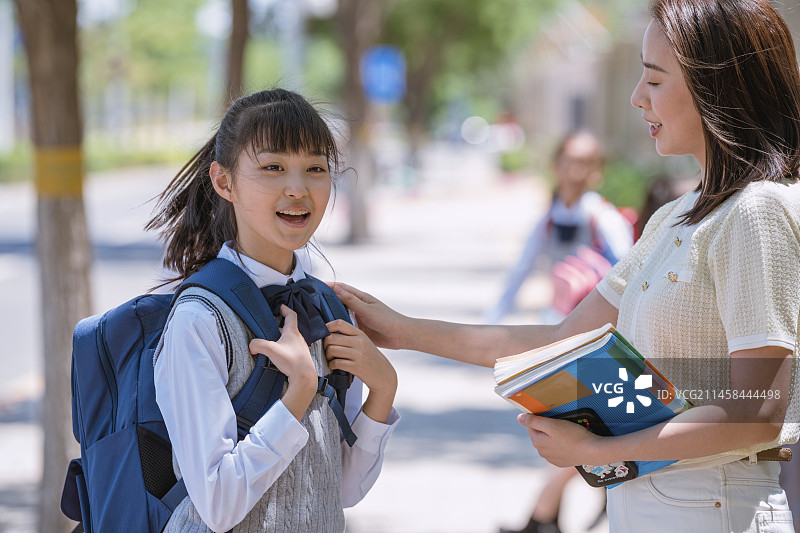 小学生和老师在路上图片素材