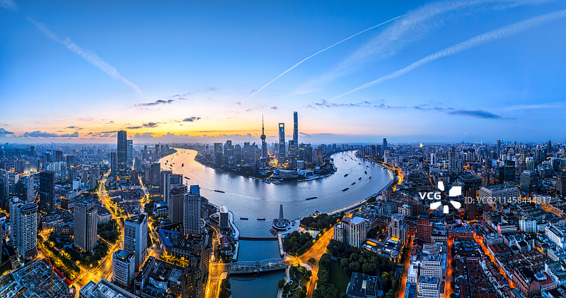 航拍中国上海城市天际线和河流全景图片素材
