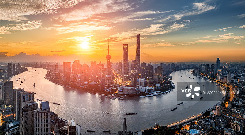 航拍中国上海城市天际线和河流全景图片素材