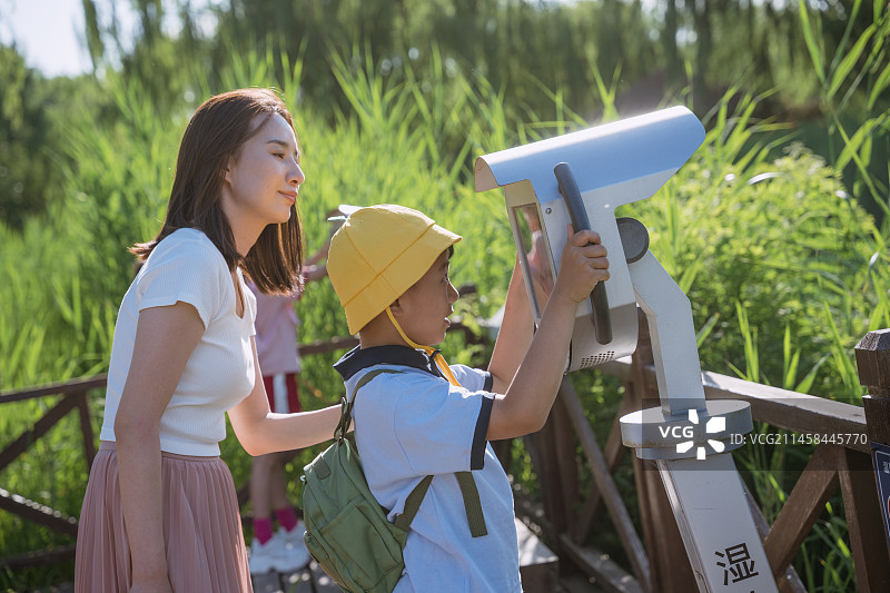 小学生和老师在公园玩耍图片素材