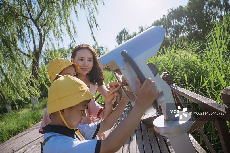 小学生和老师在公园玩耍图片素材