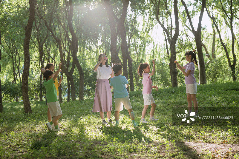 小学生和老师在公园做游戏图片素材