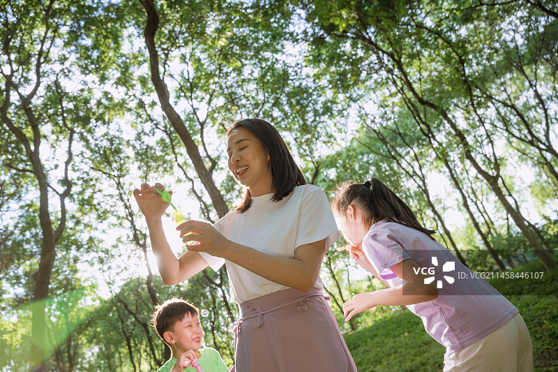 小学生和老师在公园做游戏图片素材