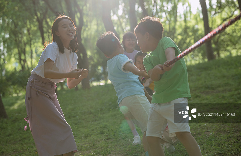 小学生和老师在公园做游戏图片素材