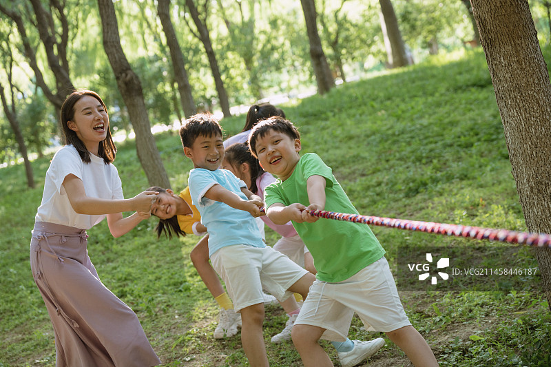 小学生和老师在公园做游戏图片素材