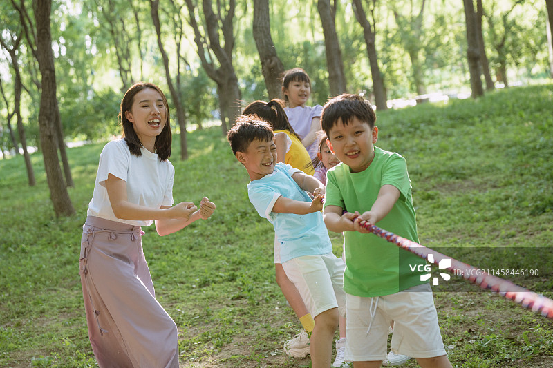 小学生和老师在公园做游戏图片素材