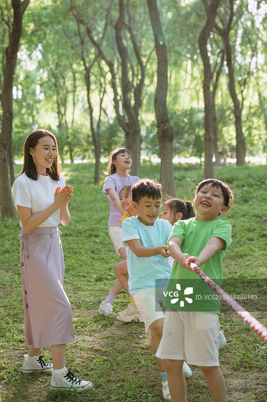 小学生和老师在公园做游戏图片素材