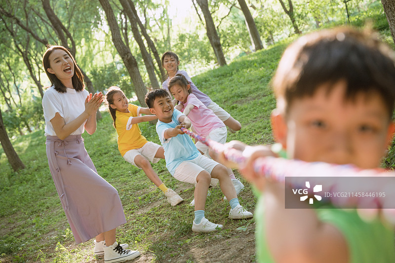 小学生和老师在公园做游戏图片素材