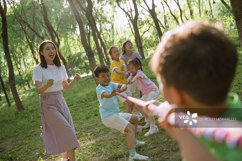 小学生和老师在公园做游戏图片素材