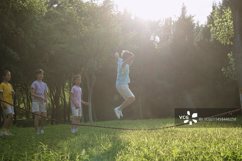 小学生和老师在公园玩耍图片素材