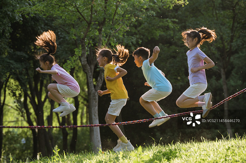 小学生和老师在公园玩耍图片素材