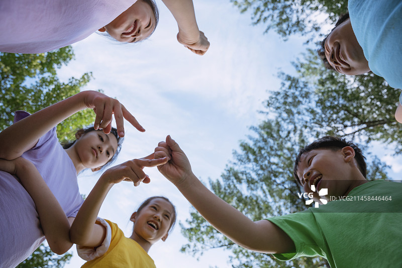 小学生在公园玩耍图片素材