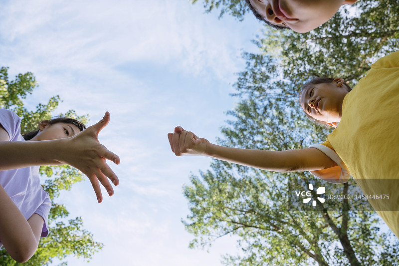 小学生在公园玩耍图片素材