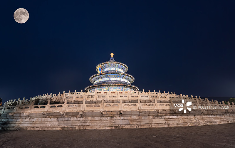 八月十五的月亮和天坛祈年殿图片素材
