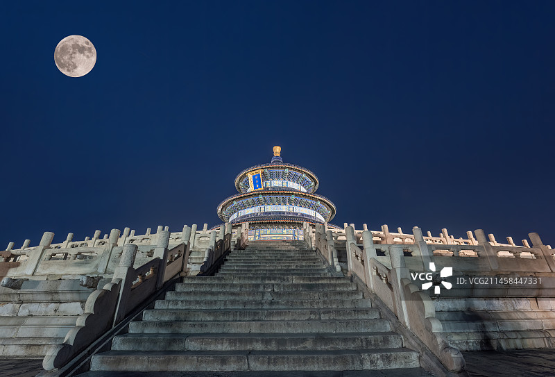 八月十五的月亮和天坛祈年殿图片素材